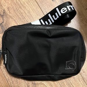 Lululemon Everywhere belt bag